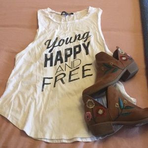😎😎NWOT Graphic Tank ~Young/Happy/Free😎😎